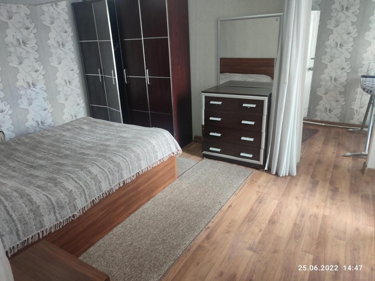 Квартира У Бульвара 1 บาทูมิ ภายนอก รูปภาพ
